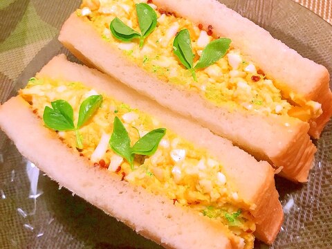 ブロッコリーとチーズのたっぷり卵サンド